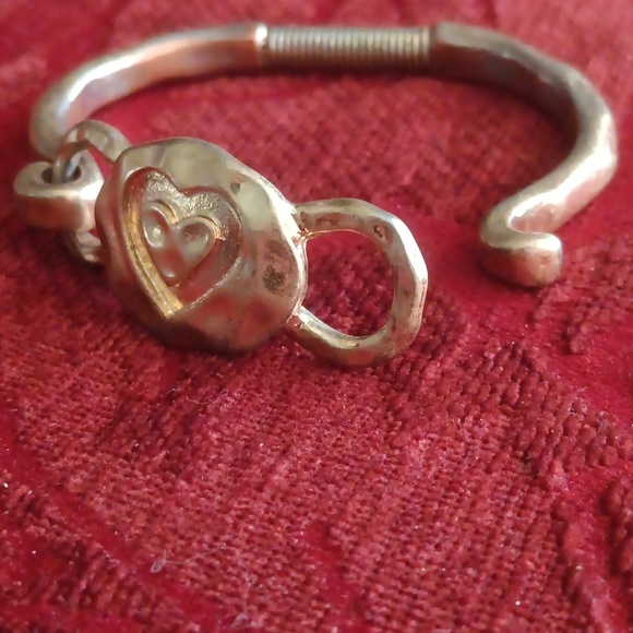 Gold Hammered Heart Bracelet - Picture 3 of 7